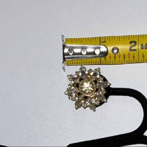 Retro Clip On Earrings Brilliantly Sparkly Stones and Gold-Tone Metal - Picture 12 of 12